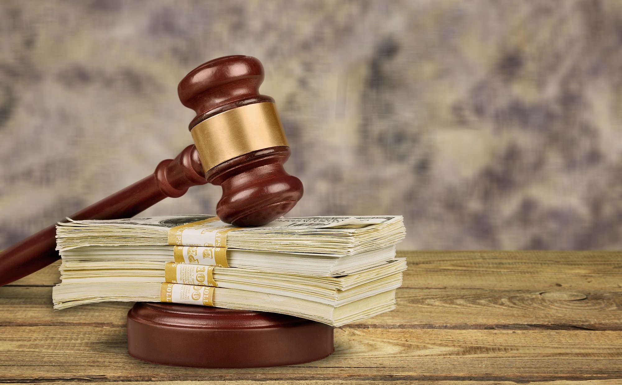 Pasażerowie nie zdążyli na samolot, bo kolejka była długa. Sąd: Wina biura podróży