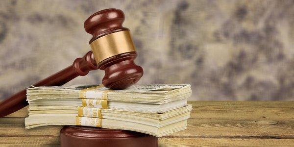 Pasażerowie nie zdążyli na samolot, bo kolejka była długa. Sąd: Wina biura podróży