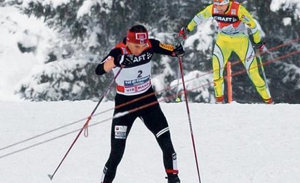 Justyna Kowalczyk, a z tyłu Petra Majdić na Alpe Cermis