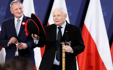 Jarosław Kaczyński (na zdjęciu, na spotkaniu z sympatykami PiS w Żywcu) chciał iść drogą Donalda Tru