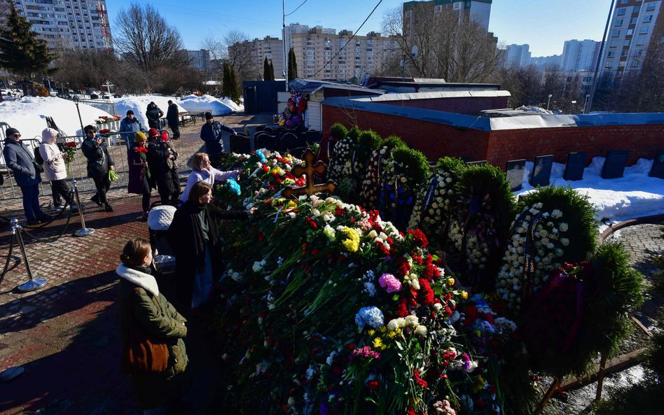 Parę dni po pogrzebie nadal pojawiały się kwiaty na grobie Aleksieja Nawalnego