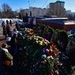 Parę dni po pogrzebie nadal pojawiały się kwiaty na grobie Aleksieja Nawalnego