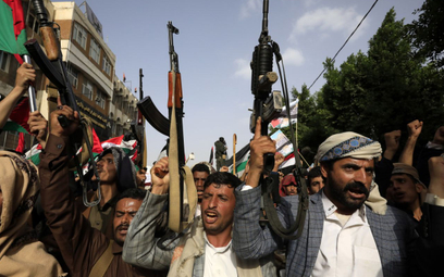 Uzbrojeni Jemeńczycy okazują wsparcie Hamasowi