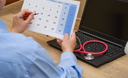 Długie kolejki do lekarzy specjalistów. Do tych poradni przybyło pilnych pacjentów