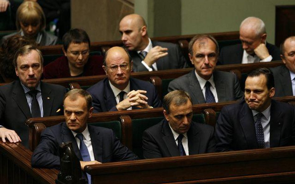 Rząd sztucznie zmniejszył deficyt i mówi o sukcesie