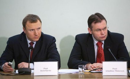 Jacek Kurski i Arkadiusz Mularczyk (PiS) na posiedzeniu komisji ds. nacisków