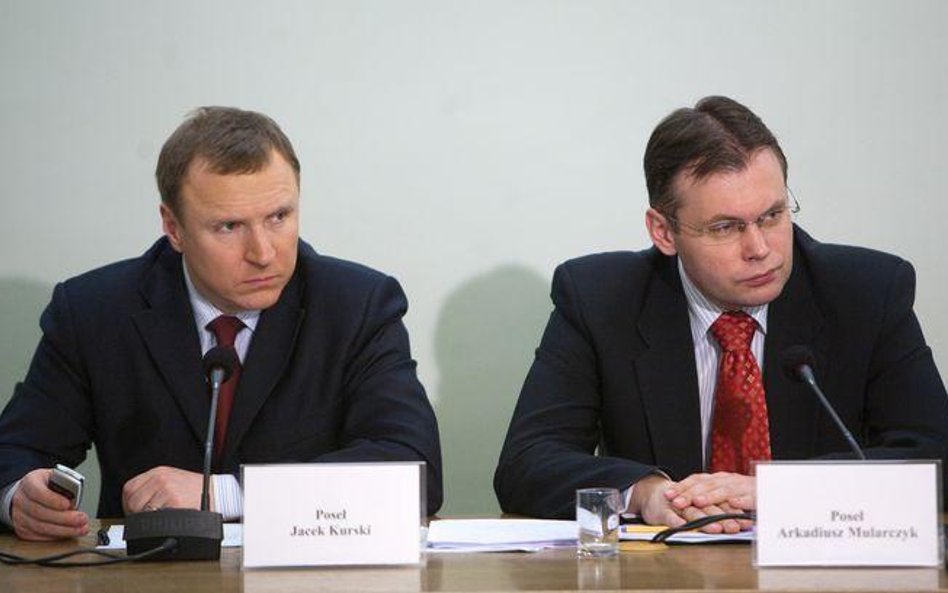 Jacek Kurski i Arkadiusz Mularczyk (PiS) na posiedzeniu komisji ds. nacisków