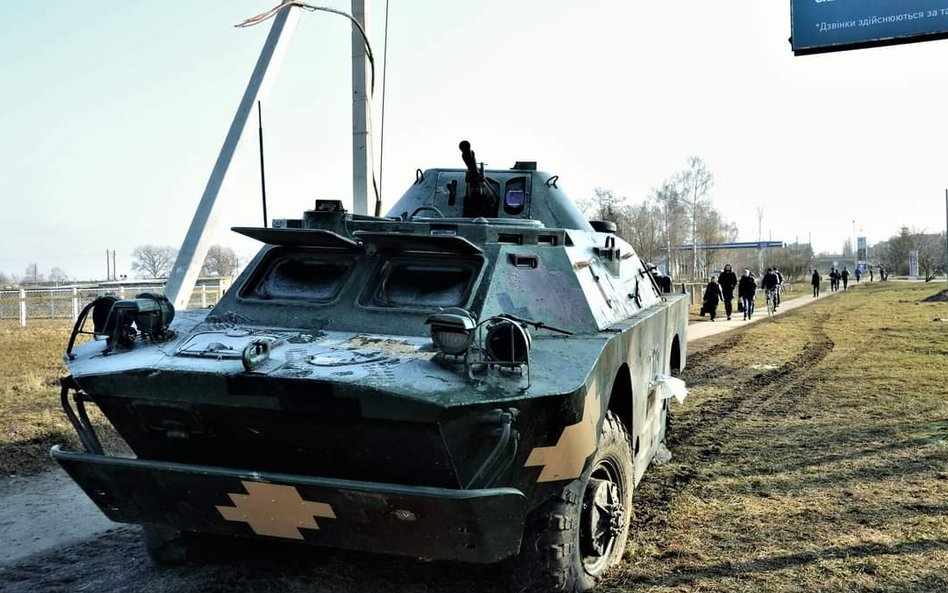 Uszkodzony ukraiński transporter opancerzony BRDM-2