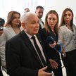 Prezes PiS Jarosław Kaczyński podczas rozmowy z dziennikarzami na korytarzu sejmowym.
