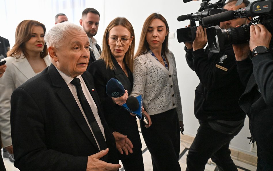 Prezes PiS Jarosław Kaczyński podczas rozmowy z dziennikarzami na korytarzu sejmowym.