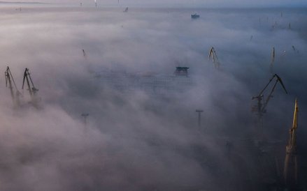 1. miejsce - Mikołaj Nowacki. Żurawie stoczni szczecińskiej wystające ponad poranną mgłą.