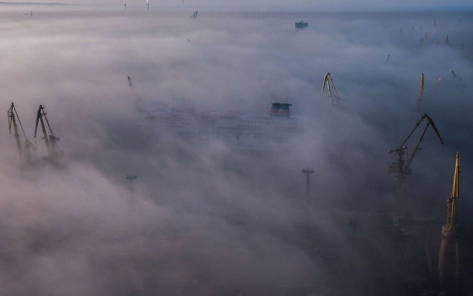 1. miejsce - Mikołaj Nowacki. Żurawie stoczni szczecińskiej wystające ponad poranną mgłą.