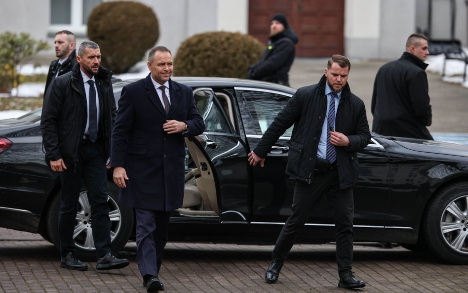 Karol Nawrocki jeździ limuzyną SOP. Kancelaria Prezydenta wynajmuje jednak luksusowe samochody równi