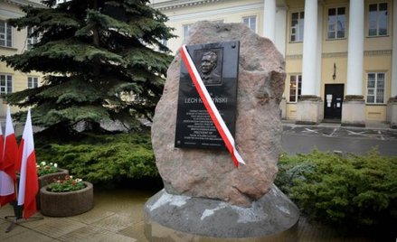 Tak jeszcze niedawno wyglądał Głaz Pamięci Lecha Kaczyńskiego pod stołecznym ratuszem