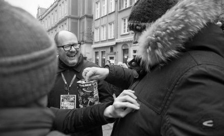 Paweł Adamowicz podczas niedzielnej kwesty, kilka godzin później został zaatakowany