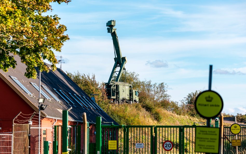 Mobilna instalacja radarowa na terenie duńskiej bazy wojskowej na wyspie Amager