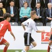 Piłka nożna to oczko w głowie Xi Jinpinga. Na zdjęciu z Angelą Merkel obserwuje zmagania juniorów