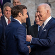 Emmanuel Macron i Joe Biden na nadzwyczajnym szczycie NATO w Brukseli