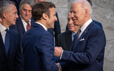 Emmanuel Macron i Joe Biden na nadzwyczajnym szczycie NATO w Brukseli