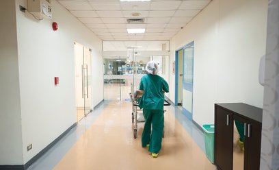 Lekarz pracował ponad 70 godzin bez przerwy. Raport NIK ujawnia skalę problemu w szpitalach