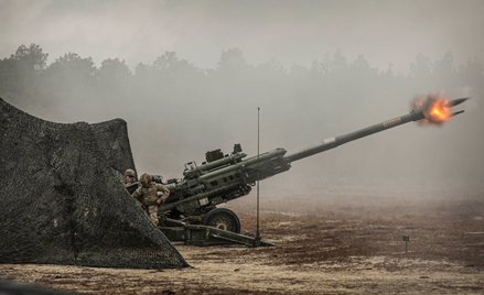 Amerykańscy żołnierze w czasie strzelania z haubicy M777. Wiele takich haubic trafiło na Ukrainę
