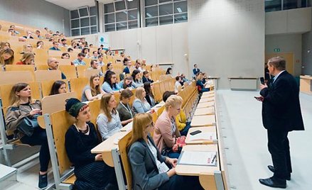Na konferencji Front Edge Innovation and Leadership Summit 2018 Michał Winkler z Sabre Polska tłumac
