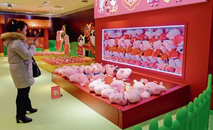 Tymczasowe stoisko o nazwie „Peppa świętuje chiński Nowy Rok” w słynnym ogrodzie Yuyuan w Szanghaju,