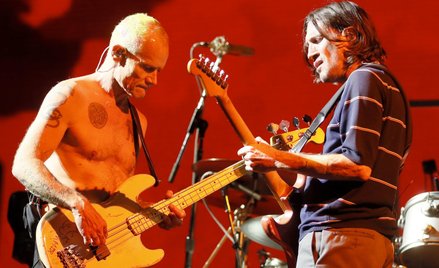 Flea i John Frusciante znowu razem na scenie. Na zdjęciu: gitarzyści podczas koncertu w hiszpańskiej