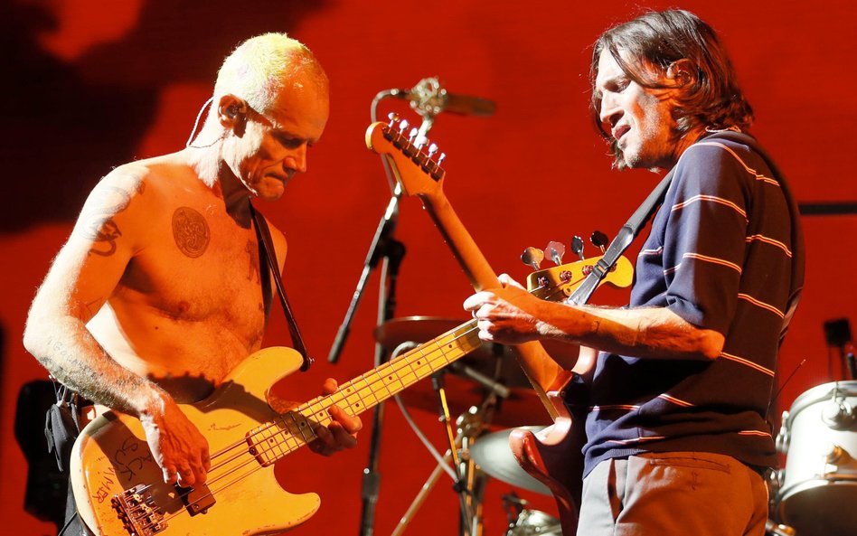 Flea i John Frusciante znowu razem na scenie. Na zdjęciu: gitarzyści podczas koncertu w hiszpańskiej