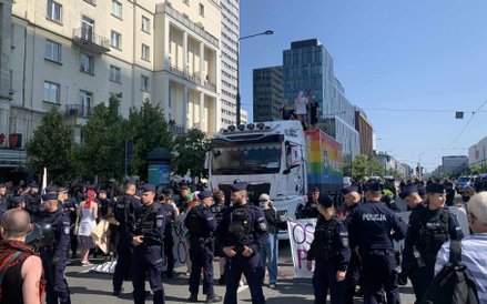 Odizolowana ciężarówka Maersk z protestującymi na kontenerze