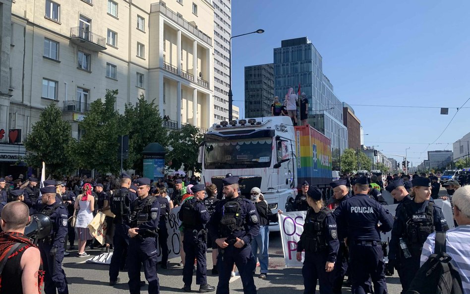 Odizolowana ciężarówka Maersk z protestującymi na kontenerze