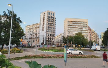 Zmiana na Placu Politechniki może zaszokować, spod płacht wygląda ukończona bryła budynku