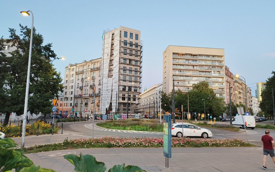 Zmiana na Placu Politechniki może zaszokować, spod płacht wygląda ukończona bryła budynku