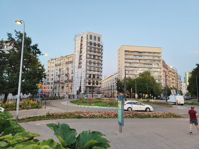Zmiana na Placu Politechniki może zaszokować, spod płacht wygląda ukończona bryła budynku