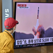 Mężczyzną oglądający materiał o testach koreańskich pocisków, fot. z 7 maja
