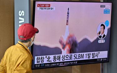 Mężczyzną oglądający materiał o testach koreańskich pocisków, fot. z 7 maja