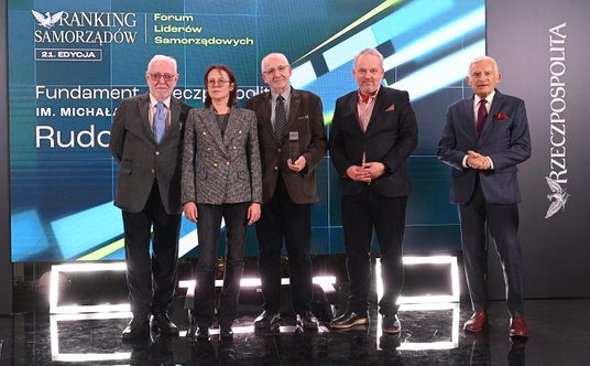 Rudolf Borusiewicz (w środku) został laureatem nagrody Fundament Rzeczpospolitej im. Michała Kuleszy