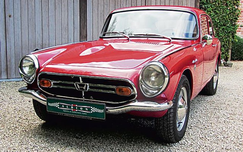 To kompaktowe coupé wyprodukowano w 1967 roku – jego cena to 90 000 zł. Sportowe modele Hondy odnios
