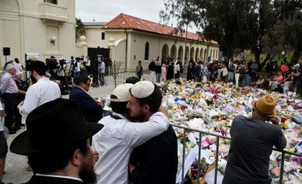 Kwiaty w pobliżu miejsca zamachu na plaży Bondi