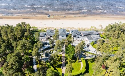 Posiadłość ma bezpośredni dostęp do plaży nad Bałtykiem.