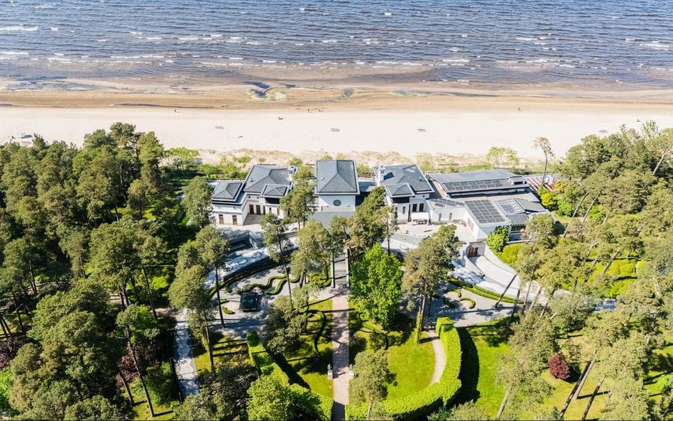 Posiadłość ma bezpośredni dostęp do plaży nad Bałtykiem.
