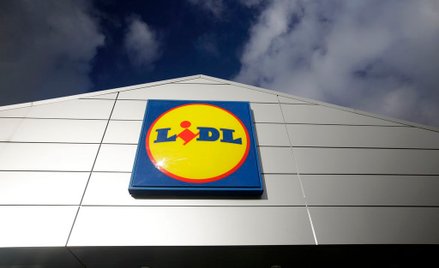 Brytyjski Lidl wycofa opakowania z czarnego plastiku, na których sprzedawał owoce i warzywa