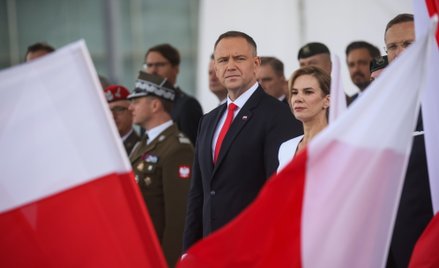 Prezydent RP Karol Nawrocki z małżonką Martą Nawrocką podczas uroczystości przejęcia zwierzchnictwa 