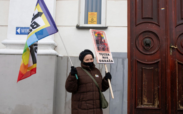Protest przed budynkiem Sądu Rejonowego w Płocku.