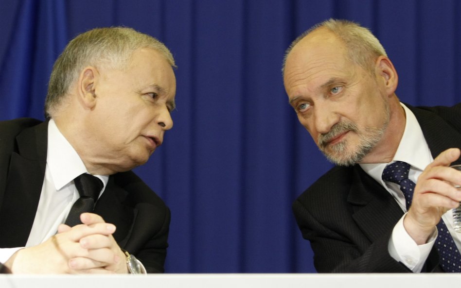 Macierewicz i Kaczyński komentują decyzję prokuratury