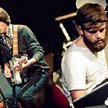 Kyst to nietypowy skład; dwie perkusje, gitara, trzy głosy
