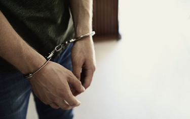 Policja: konwojowanie więźnia do lekarza z kajdankami na rękach i nogach było słuszne