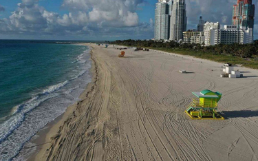 Gubernator Florydy: Plaża lepsza na koronawirusa niż metro