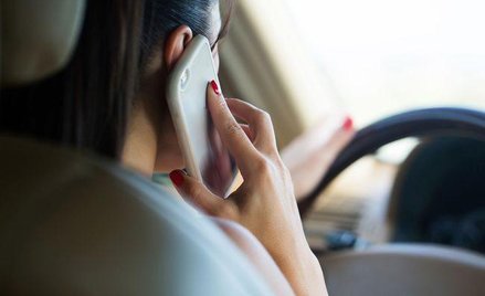 Mandaty za rozmowę przez telefon podczas prowadzenia auta - rusza policyjna akcja
