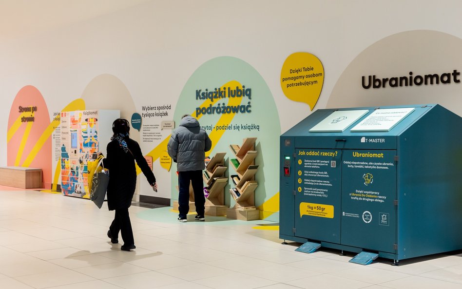 Do automatu można oddawać nie tylko ubrania damskie, męskie i dziecięce, ale również sparowane buty 